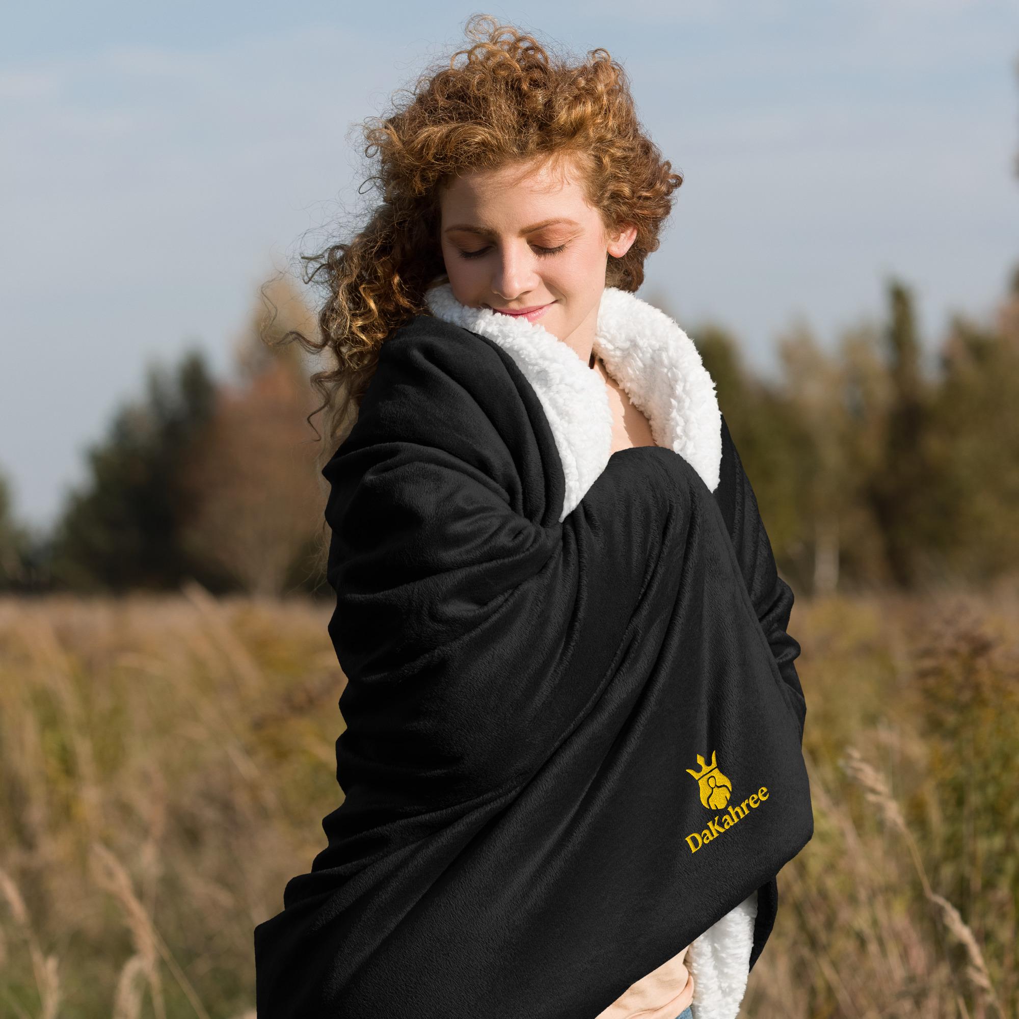 DaKahree: Signature Essentials™ – Premium sherpa blanket – Yellow Gold - Image 2